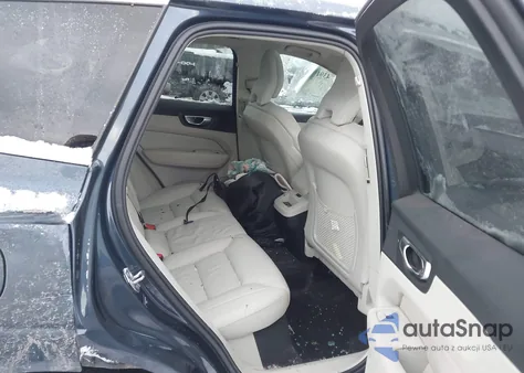 2021 Volvo Xc60 T5 Momentum z USA, uszkodzony, nr VIN YV4102RK7M1827186